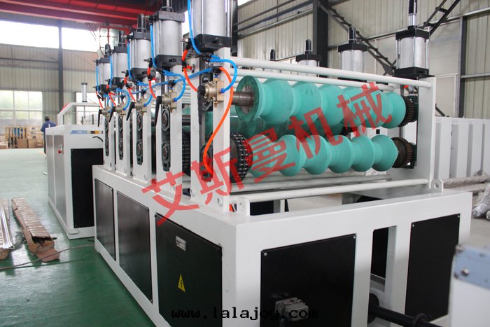 970mmPVC中(zhōng)空(kōng)波(bō)浪瓦(wǎ)生(shēng)産線(xiàn) 塑料中(zhōng)空(kōng)瓦(wǎ)設備