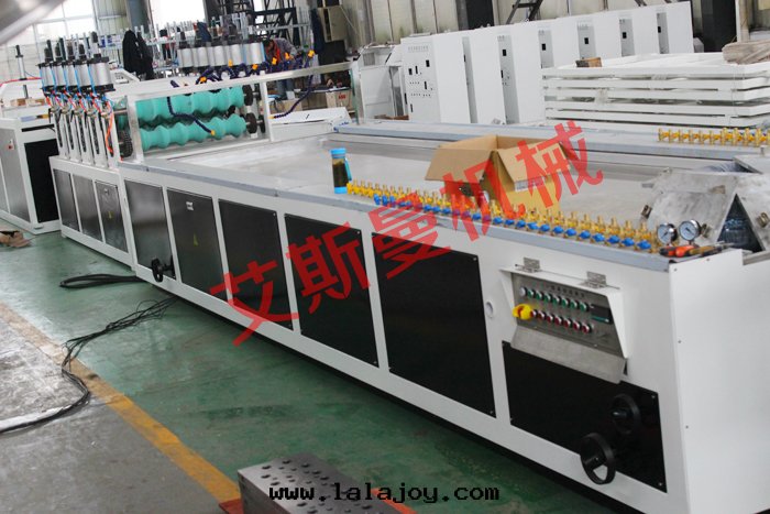 970mmPVC中(zhōng)空(kōng)波(bō)浪瓦(wǎ)生(shēng)産線(xiàn) 塑料中(zhōng)空(kōng)瓦(wǎ)設備