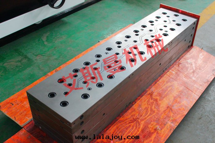 970mmPVC中(zhōng)空(kōng)波(bō)浪瓦(wǎ)生(shēng)産線(xiàn) 塑料中(zhōng)空(kōng)瓦(wǎ)設備