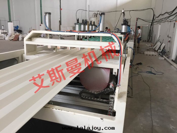 970mmPVC中(zhōng)空(kōng)波(bō)浪瓦(wǎ)生(shēng)産線(xiàn) 塑料中(zhōng)空(kōng)瓦(wǎ)設備