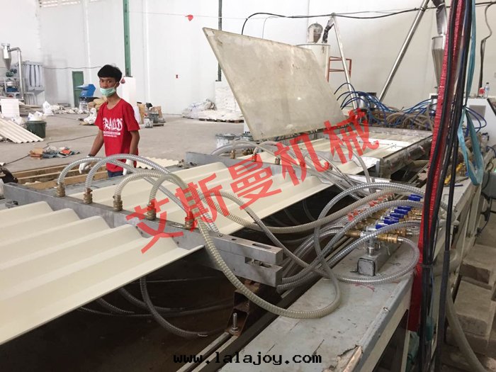 970mmPVC中(zhōng)空(kōng)波(bō)浪瓦(wǎ)生(shēng)産線(xiàn) 塑料中(zhōng)空(kōng)瓦(wǎ)設備