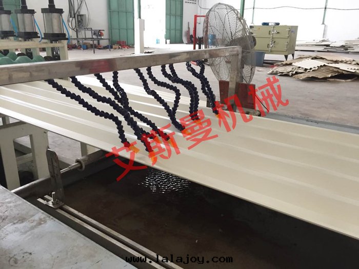 970mmPVC中(zhōng)空(kōng)波(bō)浪瓦(wǎ)生(shēng)産線(xiàn) 塑料中(zhōng)空(kōng)瓦(wǎ)設備