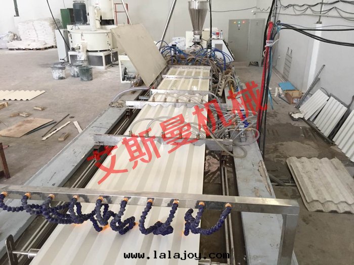 970mmPVC中(zhōng)空(kōng)波(bō)浪瓦(wǎ)生(shēng)産線(xiàn) 塑料中(zhōng)空(kōng)瓦(wǎ)設備