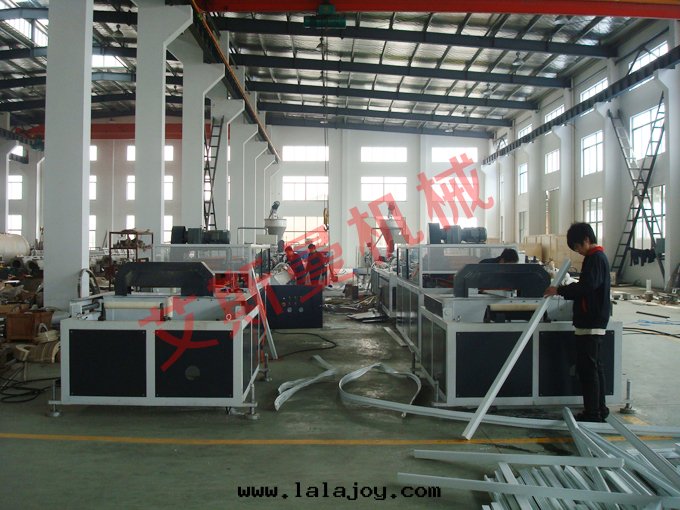 PVC線(xiàn)槽生(shēng)産線(xiàn)