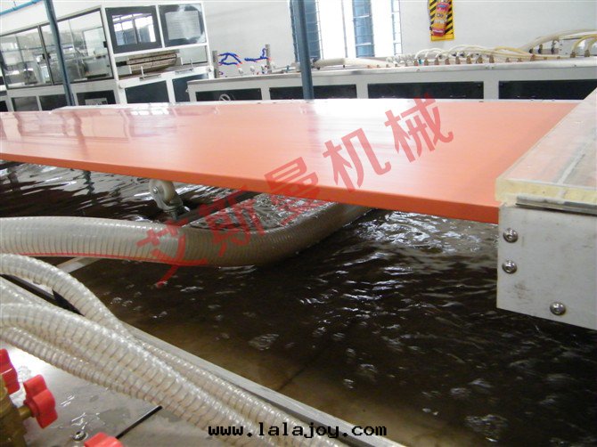 PVC（木(mù)塑）門(mén)板生(shēng)産線(xiàn)