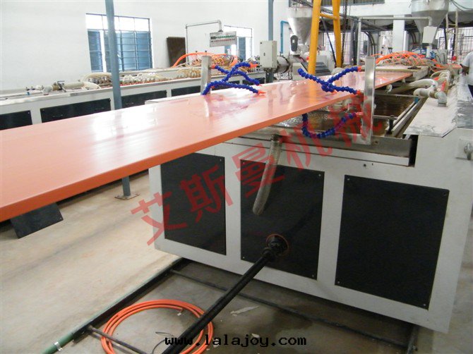 PVC（木(mù)塑）門(mén)板生(shēng)産線(xiàn)