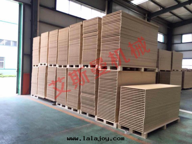 PVC（木(mù)塑）門(mén)板生(shēng)産線(xiàn)