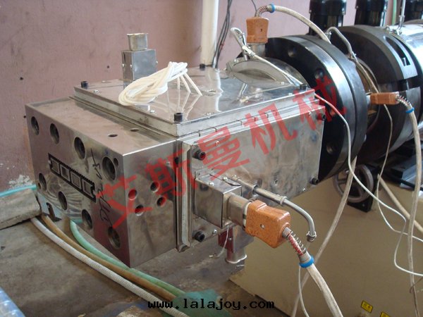 PE、PP木(mù)塑型材生(shēng)産線(xiàn)