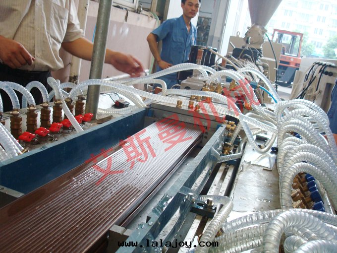 PE、PP木(mù)塑型材生(shēng)産線(xiàn)