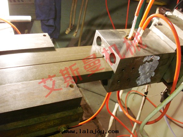 PE、PP木(mù)塑型材生(shēng)産線(xiàn)