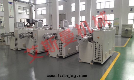 PE实壁(bì)管(guǎn)材生(shēng)産線(xiàn)