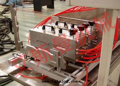 PVC挂壁(bì)板生(shēng)産線(xiàn)