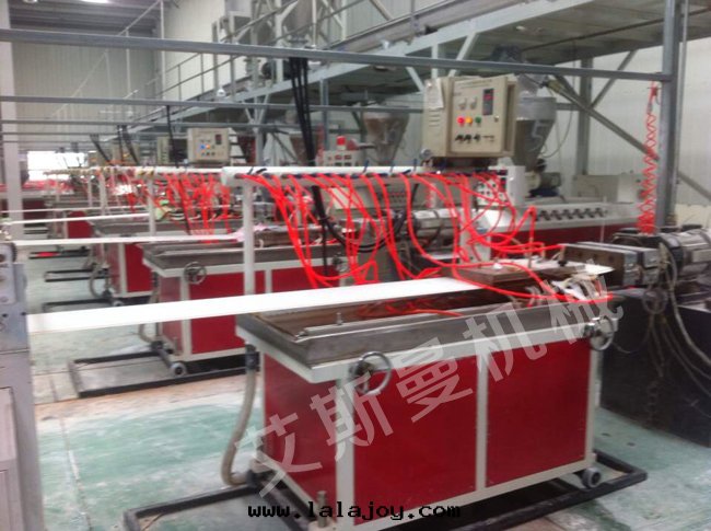 PVC扣(kòu)板生(shēng)産線(xiàn)