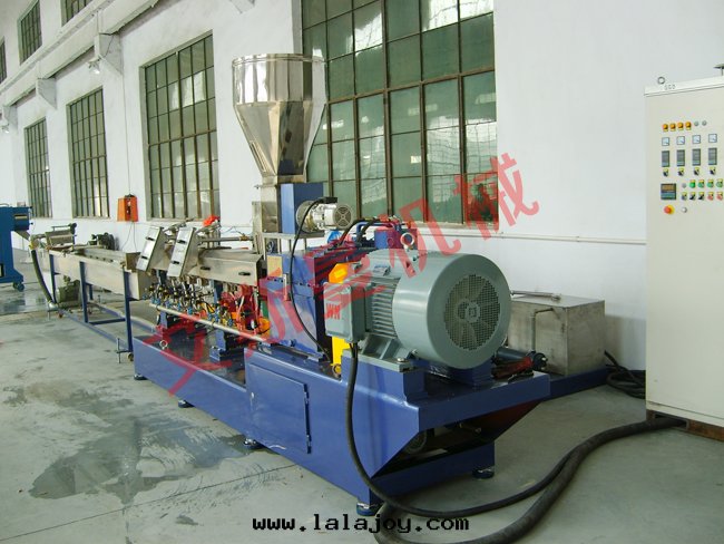 TSK同(tóng)向(xiàng)平双(shuāng)造粒(lì)生(shēng)産線(xiàn)