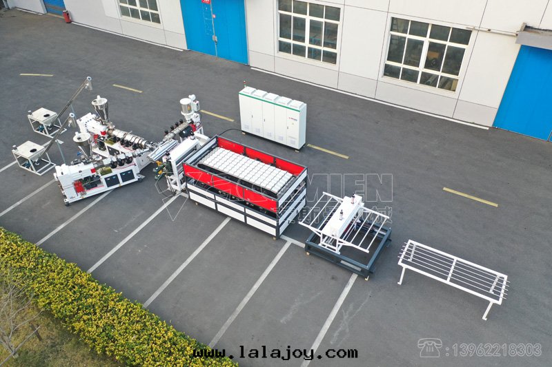 2018新(xīn)型合成(chéng)樹(shù)脂瓦(wǎ)生(shēng)産線(xiàn)