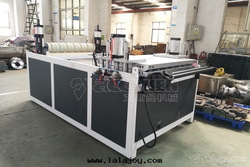 2018新(xīn)型合成(chéng)樹(shù)脂瓦(wǎ)生(shēng)産線(xiàn)