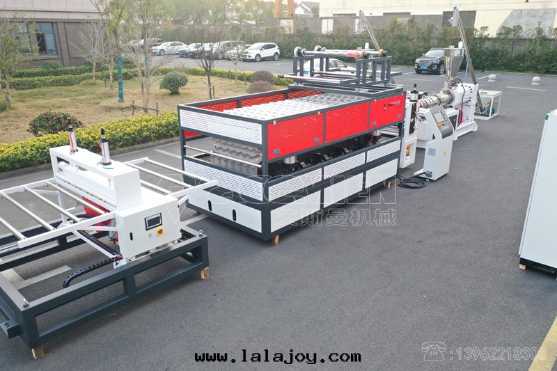 合成(chéng)樹(shù)脂瓦(wǎ)生(shēng)産線(xiàn)