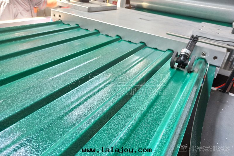 PVC四(sì)层(céng)覆膜樹(shù)脂瓦(wǎ)設備 塑料屋(wū)面仿古瓦(wǎ)機(jī)器