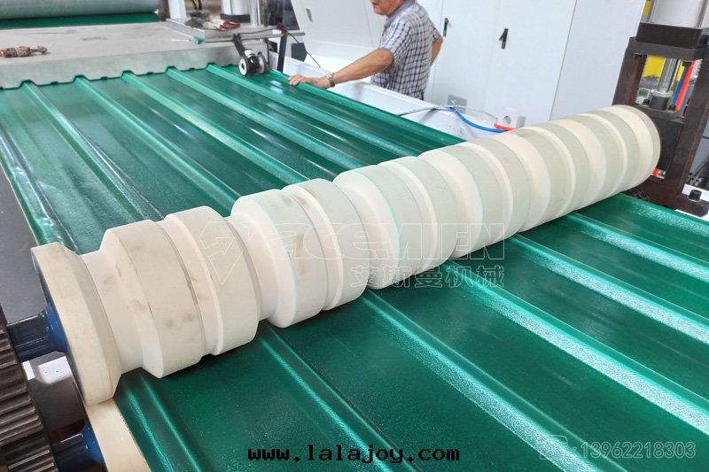 PVC四(sì)层(céng)覆膜樹(shù)脂瓦(wǎ)設備 塑料屋(wū)面仿古瓦(wǎ)機(jī)器