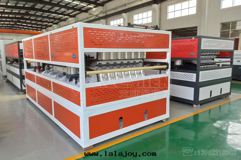 PVC四(sì)层(céng)覆膜樹(shù)脂瓦(wǎ)設備 塑料屋(wū)面仿古瓦(wǎ)機(jī)器