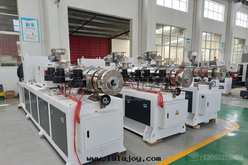 PVC四(sì)层(céng)覆膜樹(shù)脂瓦(wǎ)設備 塑料屋(wū)面仿古瓦(wǎ)機(jī)器