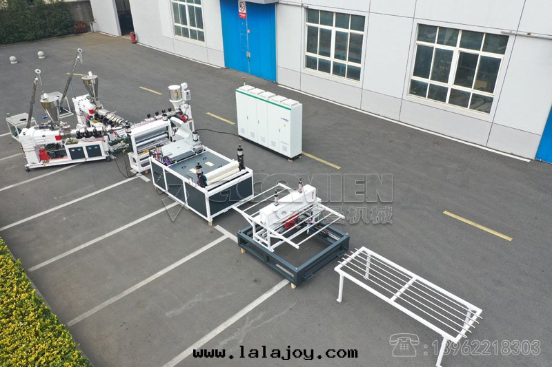 四(sì)层(céng)覆膜PVC合成(chéng)樹(shù)脂瓦(wǎ)生(shēng)産線(xiàn)設備