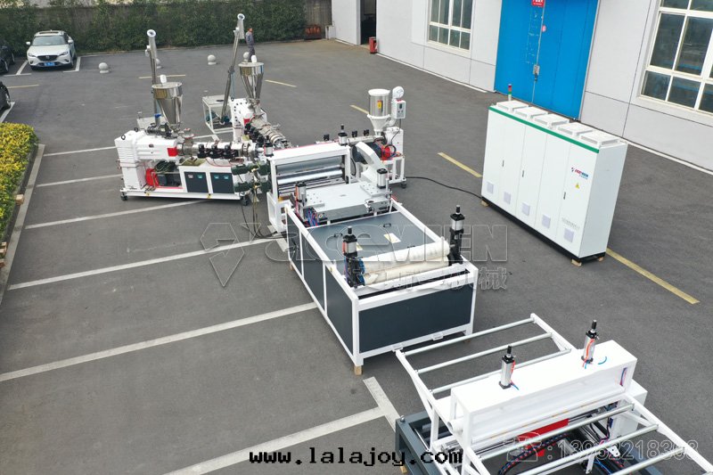 四(sì)层(céng)覆膜PVC合成(chéng)樹(shù)脂瓦(wǎ)生(shēng)産線(xiàn)設備