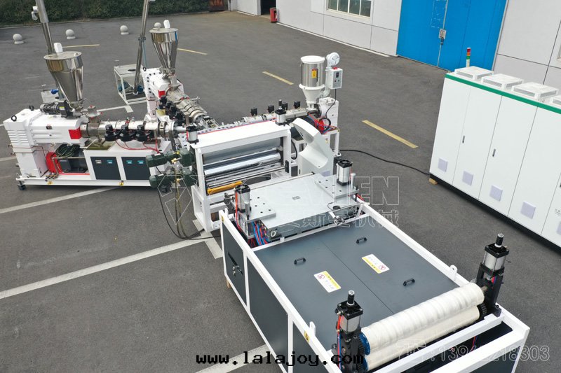 四(sì)层(céng)覆膜PVC合成(chéng)樹(shù)脂瓦(wǎ)生(shēng)産線(xiàn)設備