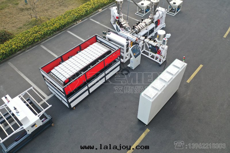 四(sì)层(céng)覆膜PVC合成(chéng)樹(shù)脂瓦(wǎ)生(shēng)産線(xiàn)設備