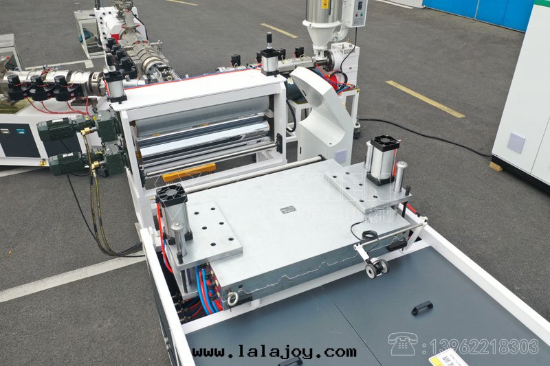 塑料琉璃瓦(wǎ)生(shēng)産線(xiàn)，合成(chéng)樹(shù)脂瓦(wǎ)設備