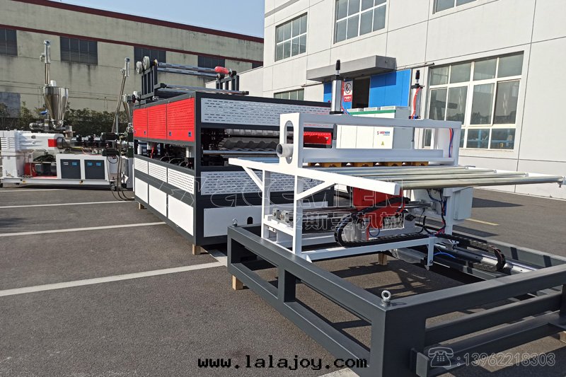 张(zhāng)家(jiā)港PVC仿彩鋼(gāng)瓦(wǎ)生(shēng)産線(xiàn)，合成(chéng)樹(shù)脂瓦(wǎ)設備