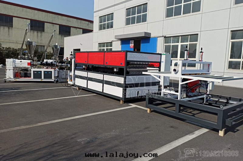 张(zhāng)家(jiā)港PVC仿彩鋼(gāng)瓦(wǎ)生(shēng)産線(xiàn)，合成(chéng)樹(shù)脂瓦(wǎ)設備