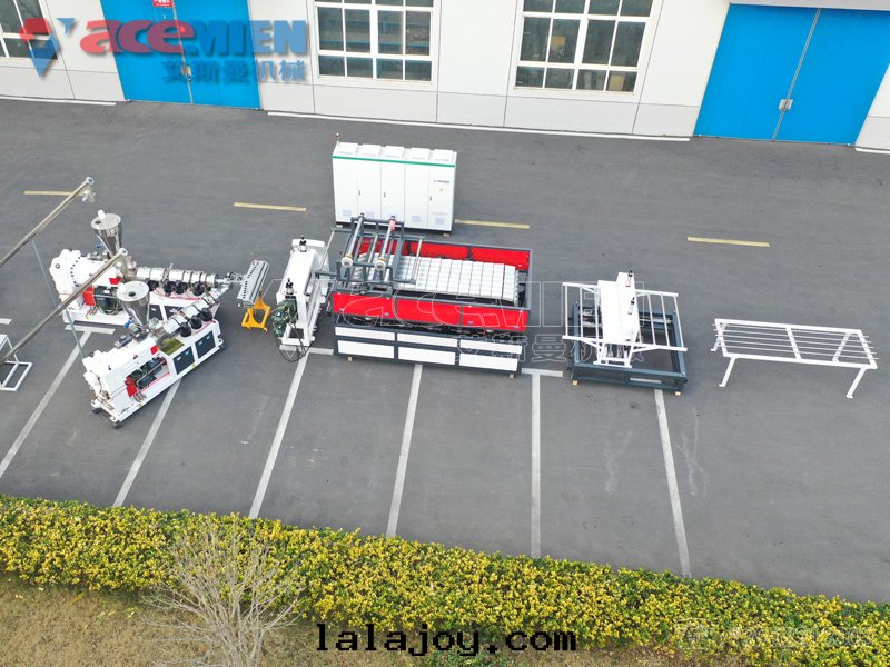 2018新(xīn)型合成(chéng)樹(shù)脂瓦(wǎ)生(shēng)産線(xiàn)