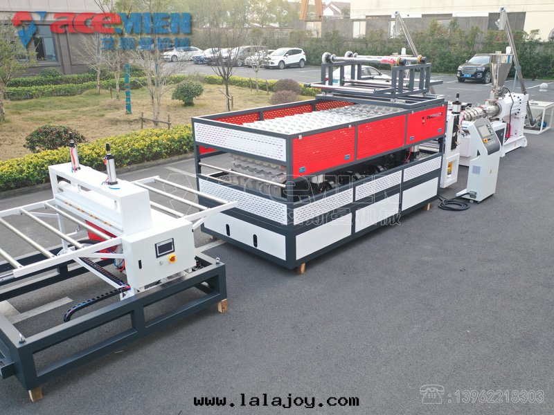 PVC四(sì)层(céng)覆膜樹(shù)脂瓦(wǎ)設備 塑料屋(wū)面仿古瓦(wǎ)機(jī)器