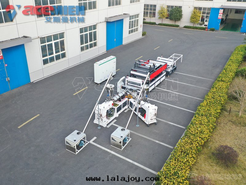 艾斯曼機(jī)械 PVC四(sì)层(céng)覆膜樹(shù)脂瓦(wǎ)生(shēng)産線(xiàn)