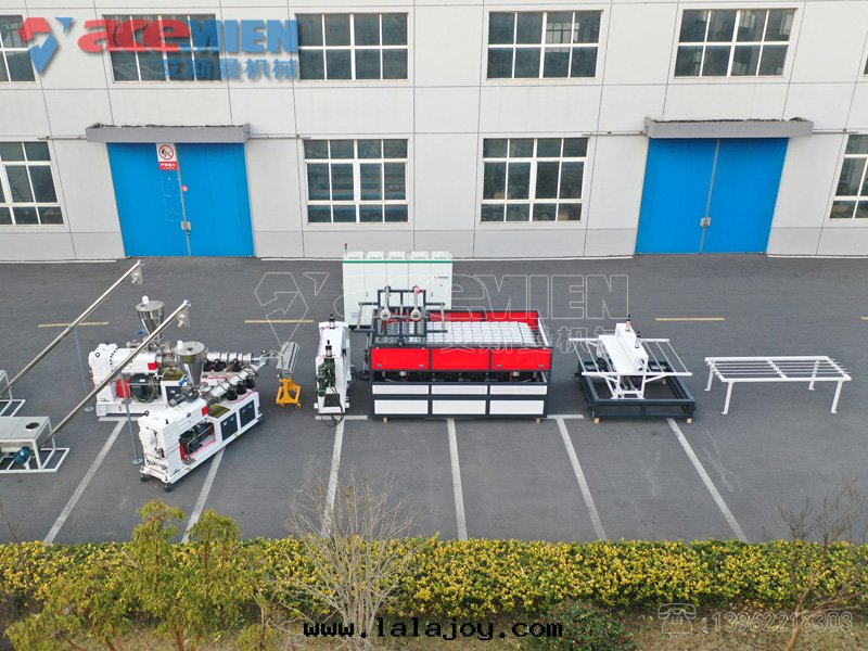 艾斯曼機(jī)械 PVC四(sì)层(céng)覆膜樹(shù)脂瓦(wǎ)生(shēng)産線(xiàn)