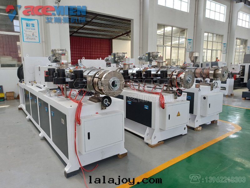 艾斯曼機(jī)械 PVC四(sì)层(céng)覆膜樹(shù)脂瓦(wǎ)生(shēng)産線(xiàn)