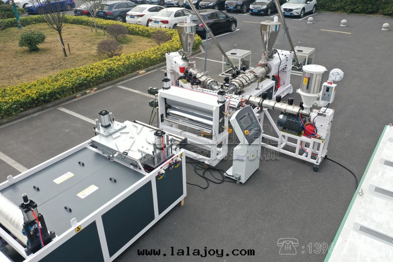 1050mm四(sì)层(céng)覆膜PVC合成(chéng)樹(shù)脂瓦(wǎ)生(shēng)産線(xiàn) 高(gāo)光(guāng)亮底塑料瓦(wǎ)設備