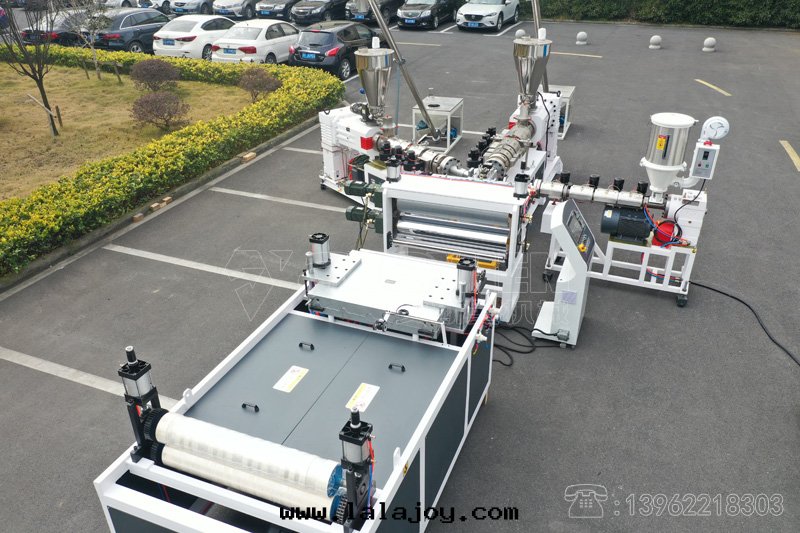 1050mm四(sì)层(céng)覆膜PVC合成(chéng)樹(shù)脂瓦(wǎ)生(shēng)産線(xiàn) 高(gāo)光(guāng)亮底塑料瓦(wǎ)設備