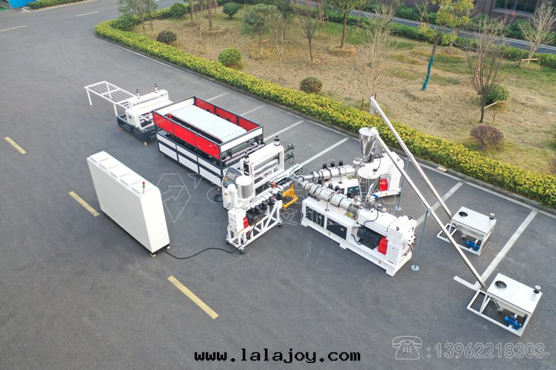 1050mm四(sì)层(céng)覆膜PVC合成(chéng)樹(shù)脂瓦(wǎ)生(shēng)産線(xiàn) 高(gāo)光(guāng)亮底塑料瓦(wǎ)設備