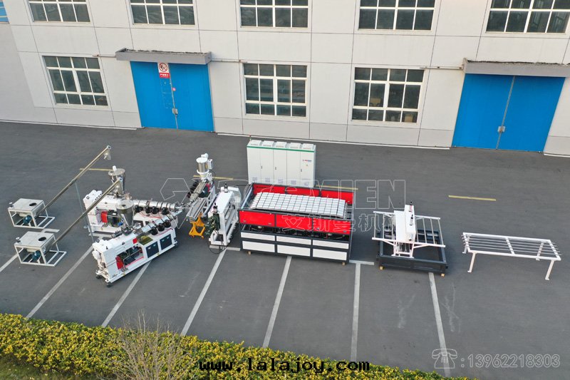 1050mm四(sì)层(céng)覆膜PVC合成(chéng)樹(shù)脂瓦(wǎ)生(shēng)産線(xiàn) 高(gāo)光(guāng)亮底塑料瓦(wǎ)設備