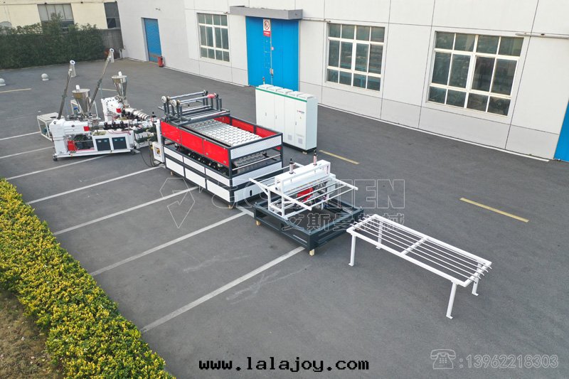 PVC+ASA四(sì)层(céng)覆膜塑料琉璃瓦(wǎ)生(shēng)産線(xiàn) 合成(chéng)樹(shù)脂瓦(wǎ)設備