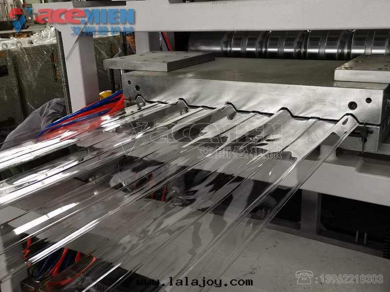 河北(běi)地(dì)區(qū)880mmPC透明(míng)波(bō)浪瓦(wǎ)生(shēng)産線(xiàn)