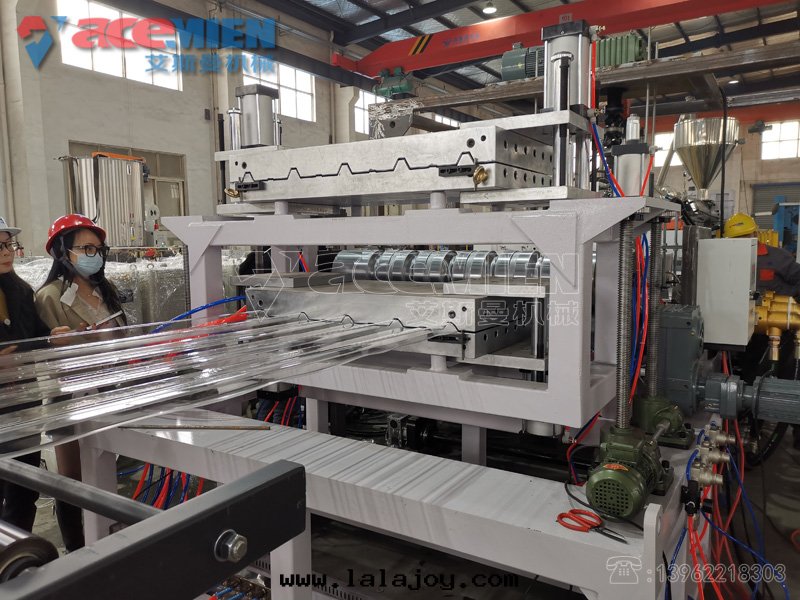 河北(běi)地(dì)區(qū)880mmPC透明(míng)波(bō)浪瓦(wǎ)生(shēng)産線(xiàn)