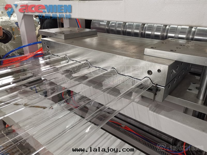 河北(běi)地(dì)區(qū)880mmPC透明(míng)波(bō)浪瓦(wǎ)生(shēng)産線(xiàn)