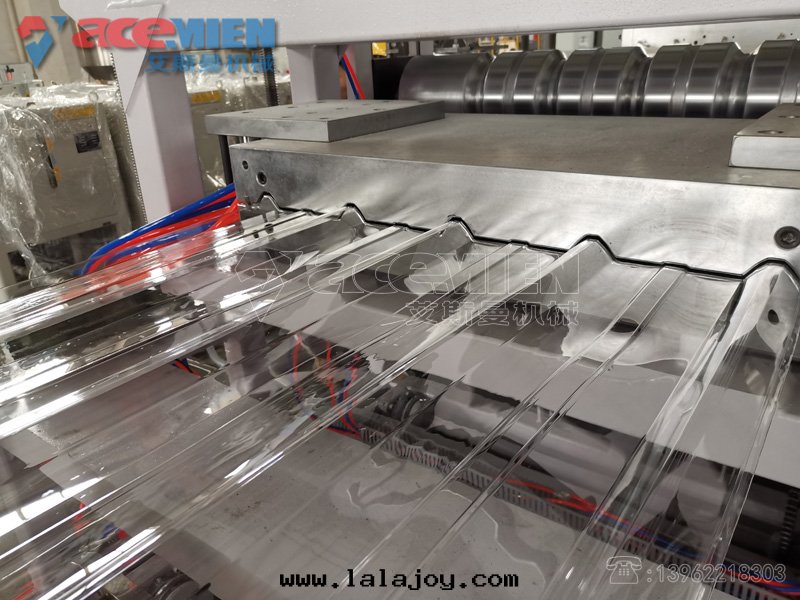 PC-PET透明(míng)波(bō)浪瓦(wǎ)生(shēng)産線(xiàn)（双(shuāng)模快(kuài)速切(qiè)換）