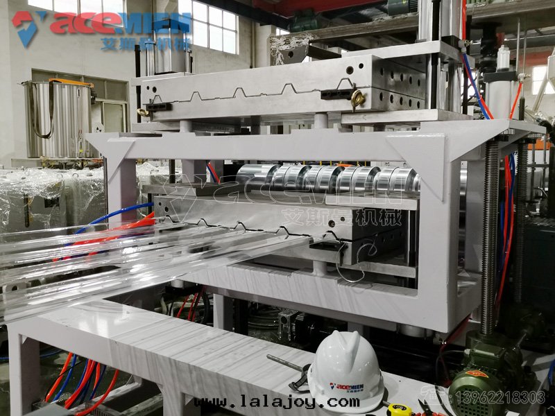 PC-PET透明(míng)波(bō)浪瓦(wǎ)生(shēng)産線(xiàn)（双(shuāng)模快(kuài)速切(qiè)換）