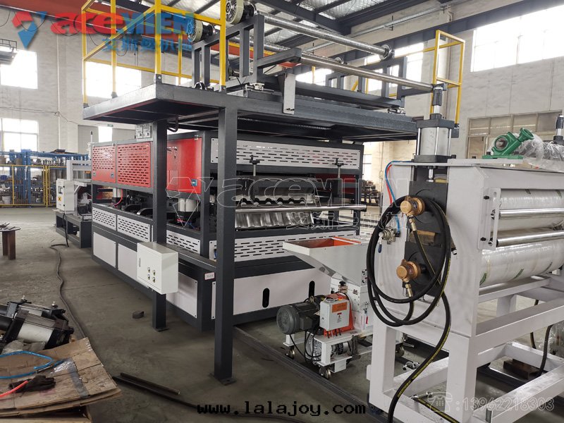 合成(chéng)樹(shù)脂瓦(wǎ)設備廠(chǎng)家(jiā) 1050mmPVC四(sì)层(céng)覆膜樹(shù)脂瓦(wǎ)生(shēng)産線(xiàn)